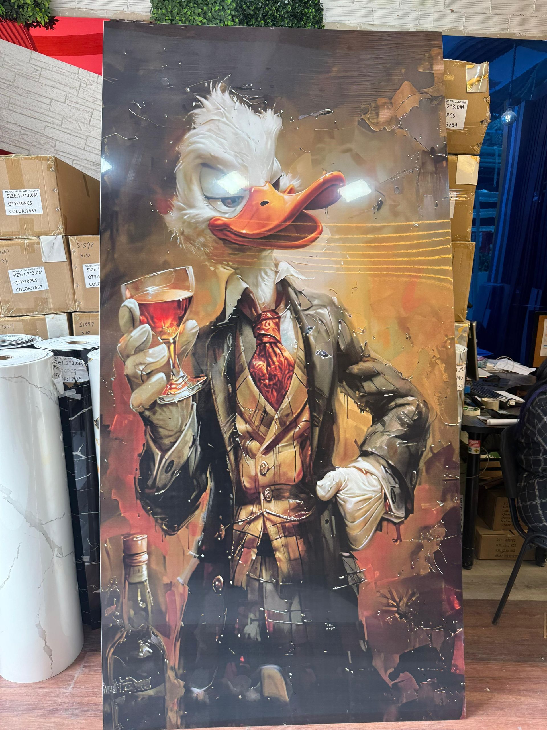 Personaje al estilo del Pato Donald, vestido con traje formal, sosteniendo una bebida y un puro en un ambiente oscuro y atmosférico.