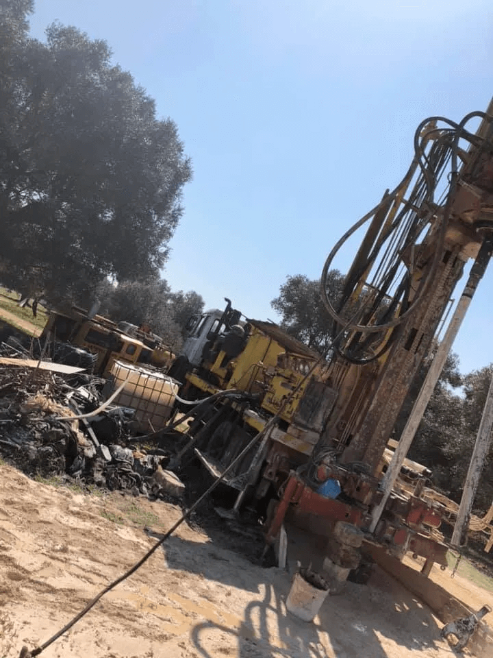 trivellazione in corso in un campo agricolo