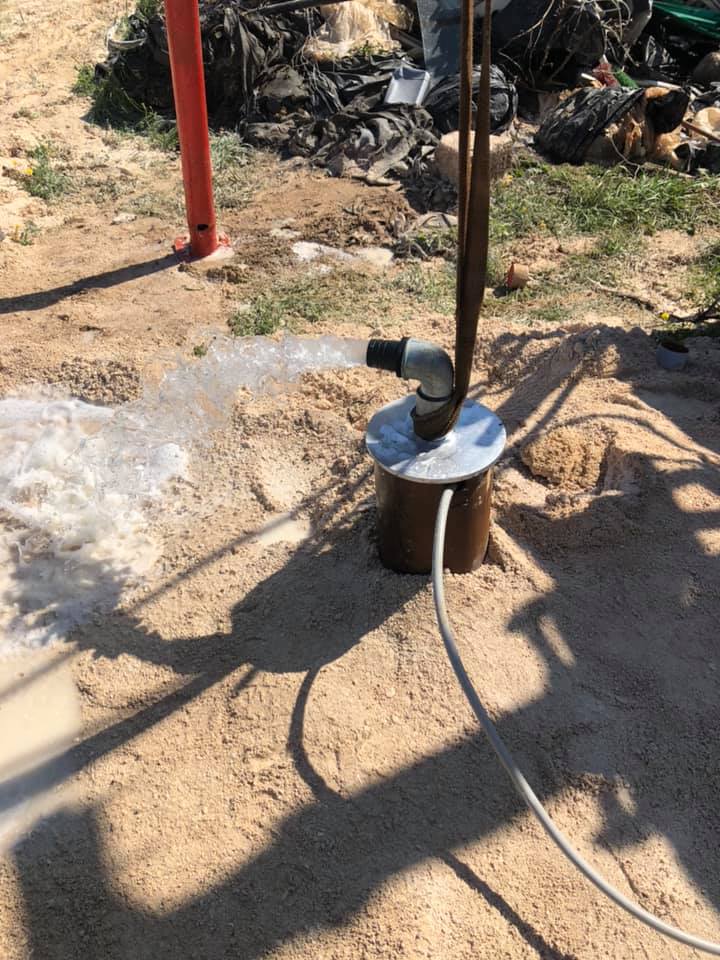 lavoro di perforazione in un terreno agricolo