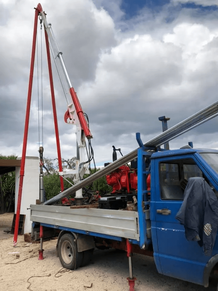 furgone mentre scarica alcune attrezzature