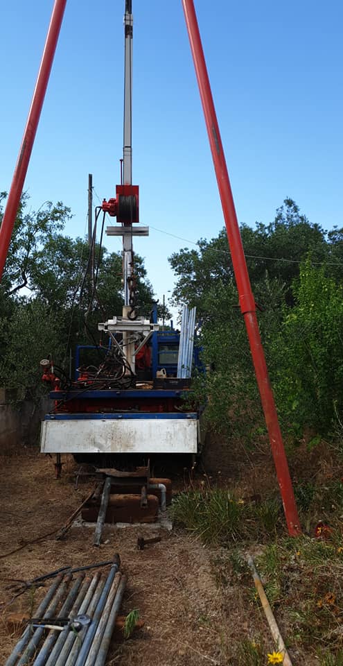 creazione pozzo in un campo agricolo