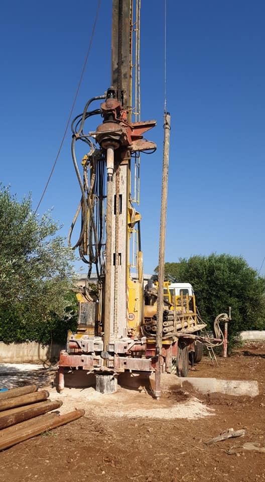 struttura per trivellazione in un campo agricolo