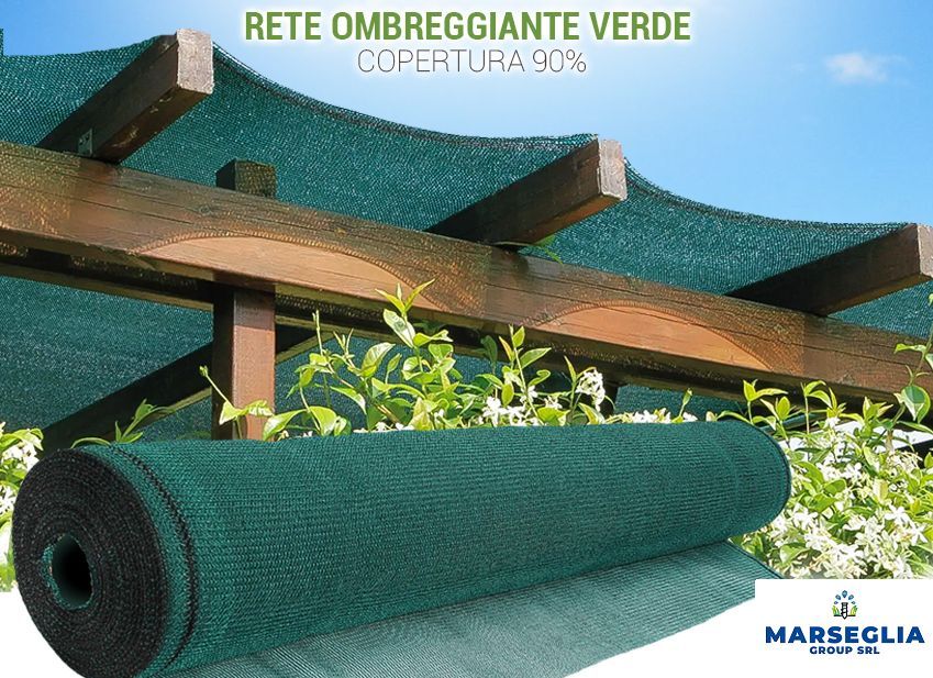 Telo ombreggiante verde arrotolato e installato, che garantisce una copertura del 90% per una struttura in legno all'aperto.