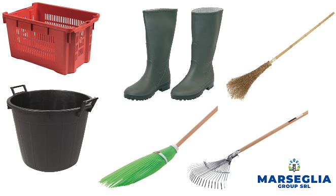 Cassa rossa, stivali di gomma verdi, scopa, rastrello e secchio nero.