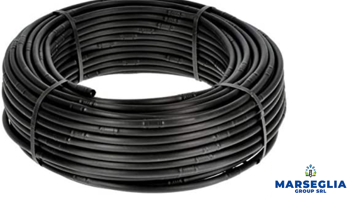 Bobina di tubo nero per irrigazione a goccia, legata con una fascetta nera. Logo del marchio nell'angolo in basso a destra.