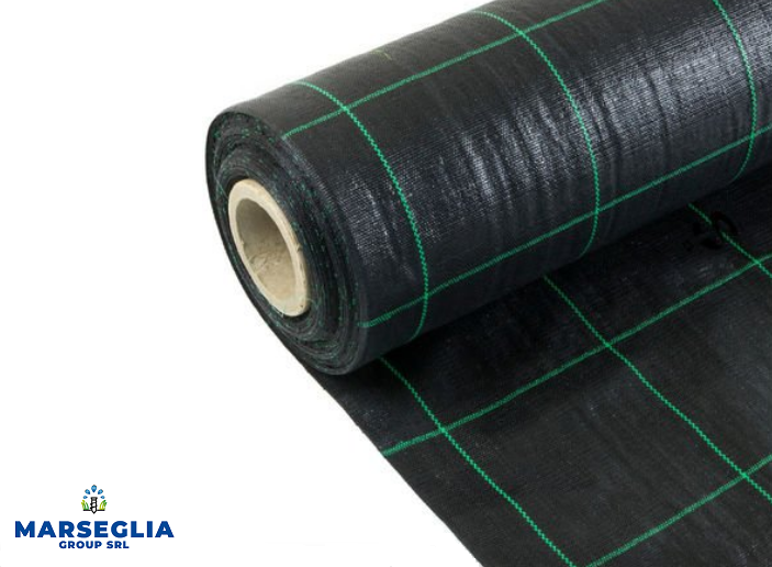 Rotolo di tessuto nero con motivo paesaggistico e linee verdi a griglia.