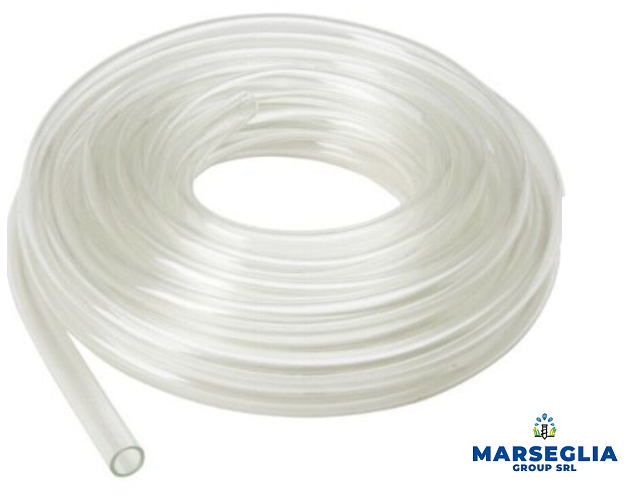 Tubo di plastica trasparente arrotolato su una superficie bianca con il logo EBL del Marsegllia Group nell'angolo in basso a destra.