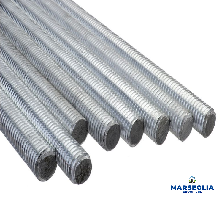 Primo piano di diverse barre filettate in acciaio zincato di vari diametri, leggermente angolate.