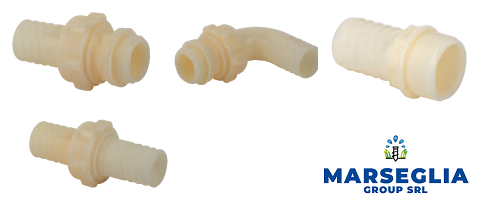 Quattro raccordi per tubi in plastica beige su sfondo bianco, con il logo del Marsegila Group nell'angolo in basso a destra.