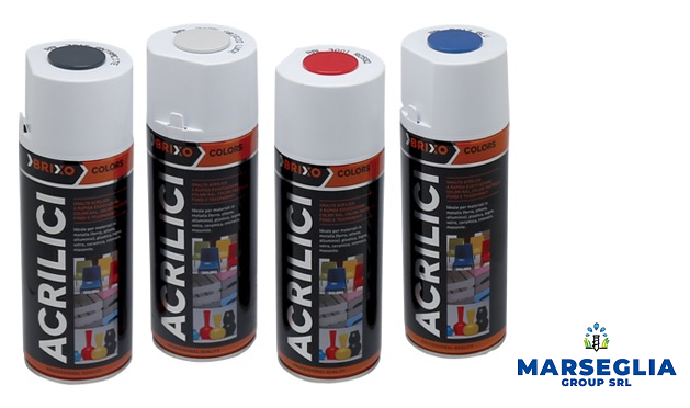 Quattro bombolette spray di colore grigio, bianco, rosso e blu con tappo bianco, con la scritta 