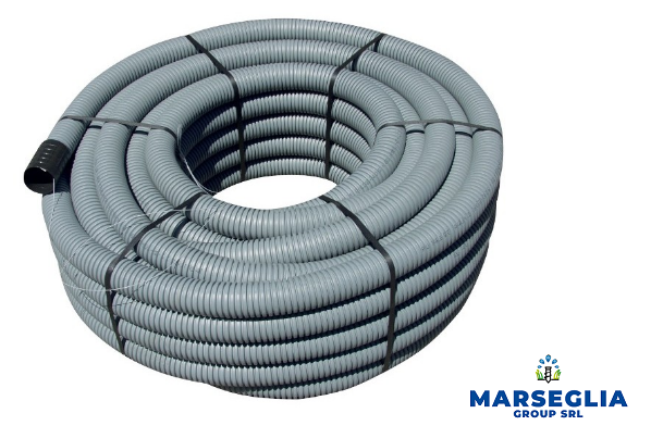 Tubo elettrico corrugato grigio arrotolato e legato, con logo 