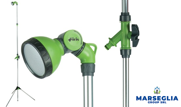 Un irrigatore da prato verde e argento su un supporto e primo piano della testina dell'irrigatore.