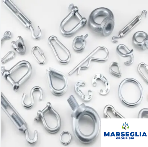 Vari elementi di fissaggio in metallo su una superficie bianca, con il logo del Marseglia Group nell'angolo in basso a destra.