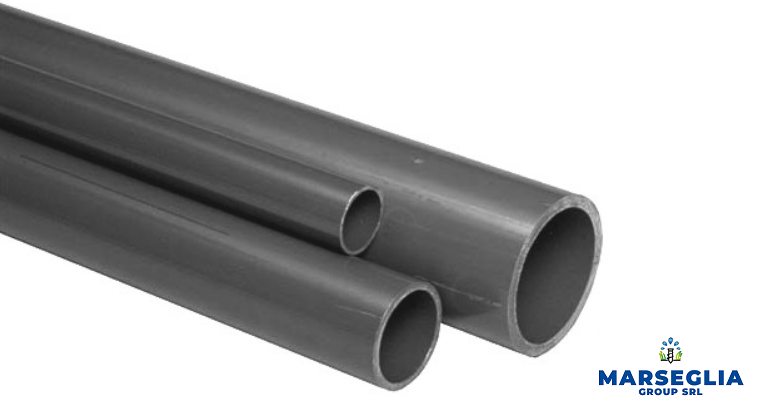 Tre tubi in PVC grigio di diverso diametro.