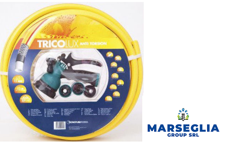 Tubo da giardino giallo arrotolato con attacchi per spruzzatore nella confezione.