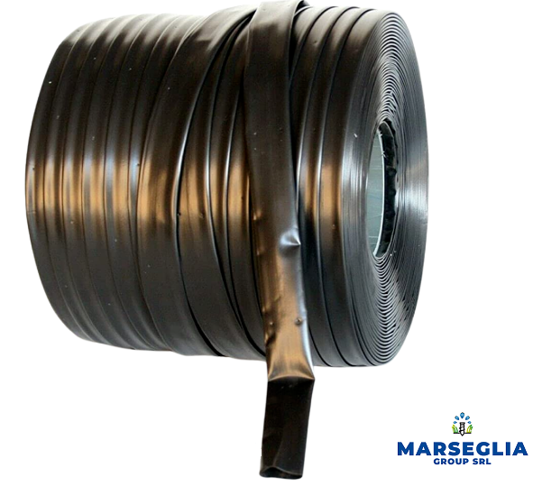 Tubo gocciolante nero per irrigazione arrotolato su bobina. Logo 