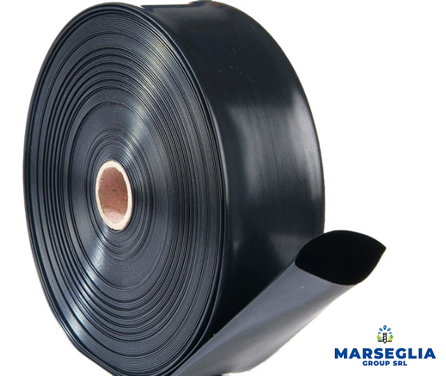 Nastro gocciolante nero per irrigazione arrotolato su bobina, pronto per l'uso.