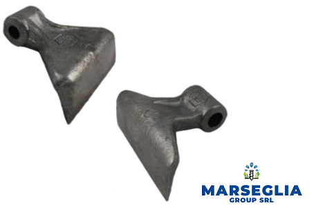 Due vomeri agricoli in metallo grigio.