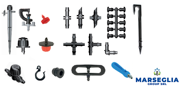 Componenti assortiti per sistemi di irrigazione disposti su sfondo bianco. Raccordi in plastica nera, gocciolatori e un attrezzo con impugnatura blu.