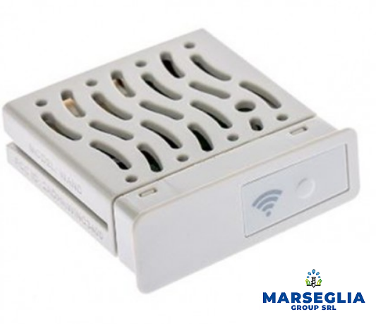 Dispositivo Wi-Fi bianco, rettangolare, con fessura nella parte superiore e pulsante, logo nell'angolo.