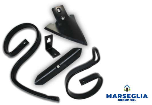 Componenti neri per macchinari agricoli: pezzi curvi, lame angolate e staffe.