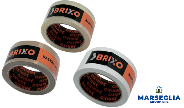 Tre rotoli di nastro adesivo di diversi colori: trasparente, beige e bianco, ciascuno con l'etichetta 