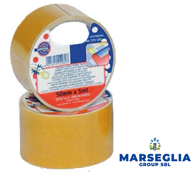 Due rotoli di nastro biadesivo, uno sopra l'altro. Nastro beige con etichette.