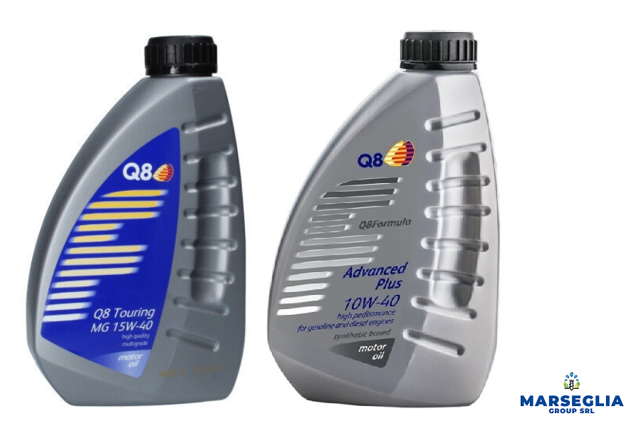 Due bottiglie di olio Q8 grigie, una con l'etichetta 