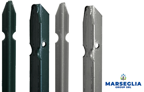 Quattro pali di recinzione in metallo, verdi e grigi, con punte appuntite e fori.