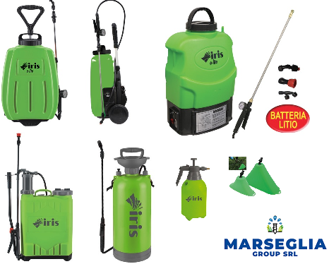 Vari spruzzatori da giardino verdi del marchio IRIS, di diverse dimensioni e stili, su sfondo bianco.
