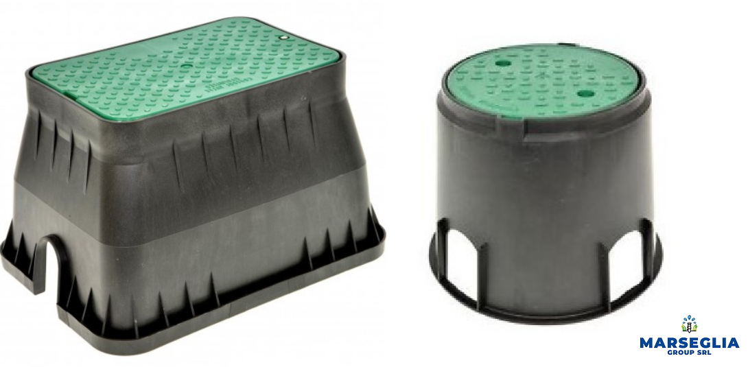 Due scatole per valvole di irrigazione in plastica nera, una rettangolare e una rotonda, con coperchi verdi.