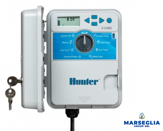 Programmatore di irrigazione Hunter X-CORE, bianco con dettagli blu. Controlla la programmazione dell'irrigazione, con display digitale e quadrante.