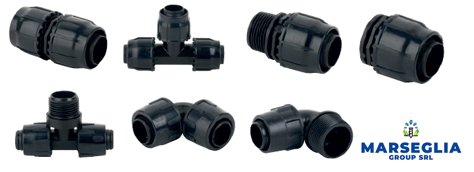 Raccordi per tubi in plastica nera, inclusi giunti e raccordi a T, disposti su fondo bianco. Logo 