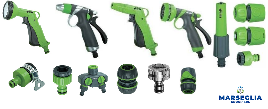 Vari ugelli e connettori per tubi da giardino verdi e neri, disposti per l'esposizione del prodotto.