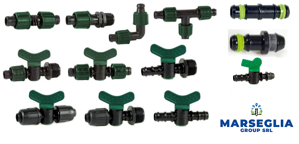 Vari raccordi e valvole per irrigazione in plastica nera e verde su sfondo bianco.