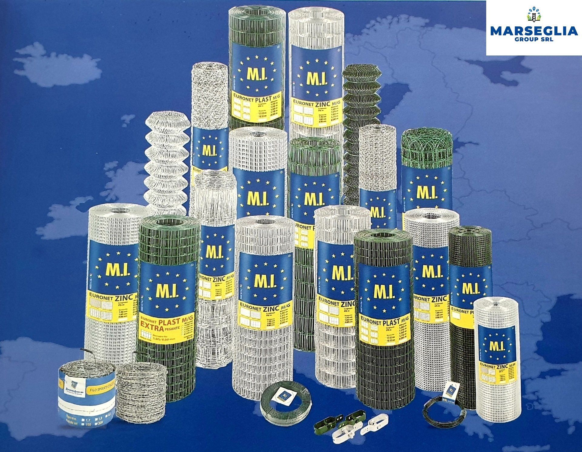 Rotoli di filo spinato per recinzione, di vari colori, impilati su uno sfondo blu, con il contorno di una mappa.