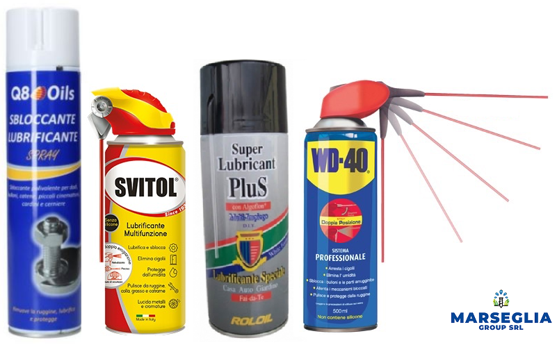 Quattro bombolette spray lubrificanti di marche diverse.