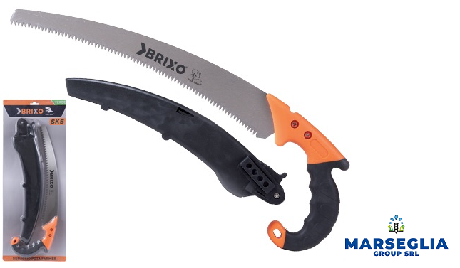 Sega da potatura curva con impugnatura arancione e nera, nella sua guaina nera.