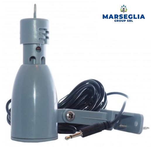 Dispositivo grigio con morsetto e cavo, probabilmente un sensore o un allarme, con il logo 