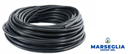 Tubo in gomma nera arrotolato con logo MARSEGLIA GROUP SRL su sfondo bianco.