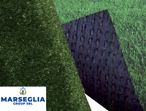 Campione di erba sintetica, verde con fondo scuro, sovrapposto ad un altro campione di erba. Logo 