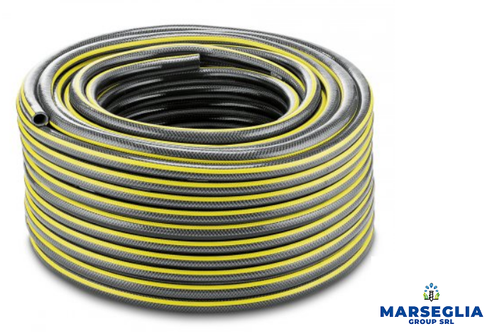 Tubo da giardino arrotolato giallo e grigio.