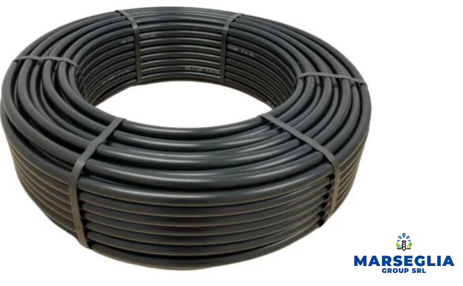 Bobina di tubo in polietilene nero, legato con fascette, logo Marseglia Group SRL visibile.