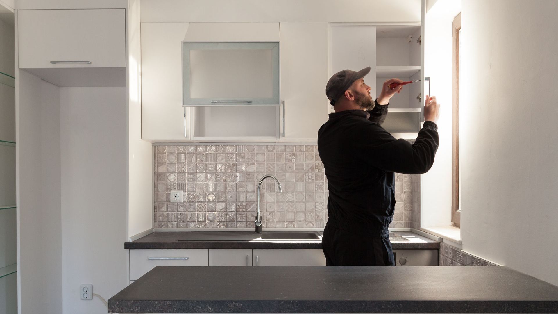 Installing handle on a kitchen cabinet