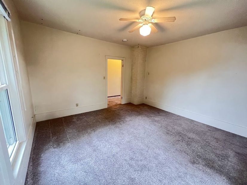 5212 Lincoln Way interior