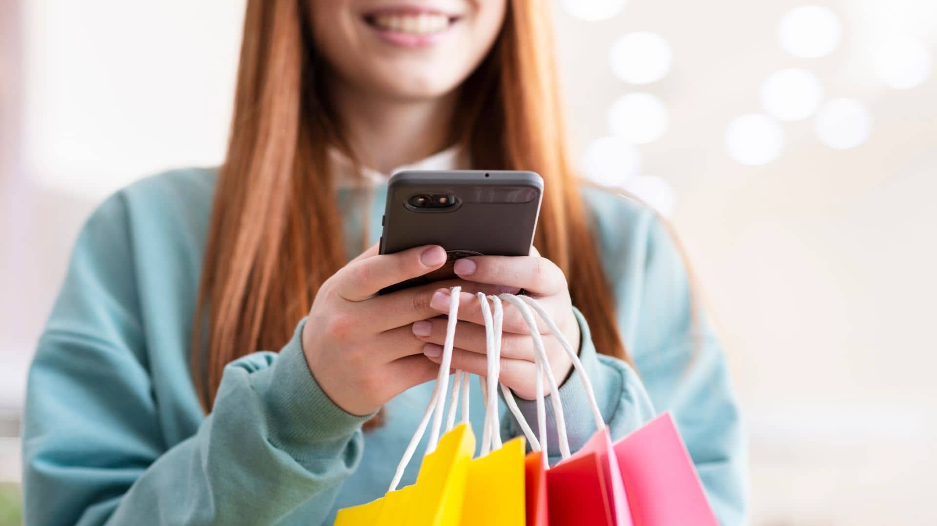 Persona comprando en línea desde un teléfono móvil en Shopify