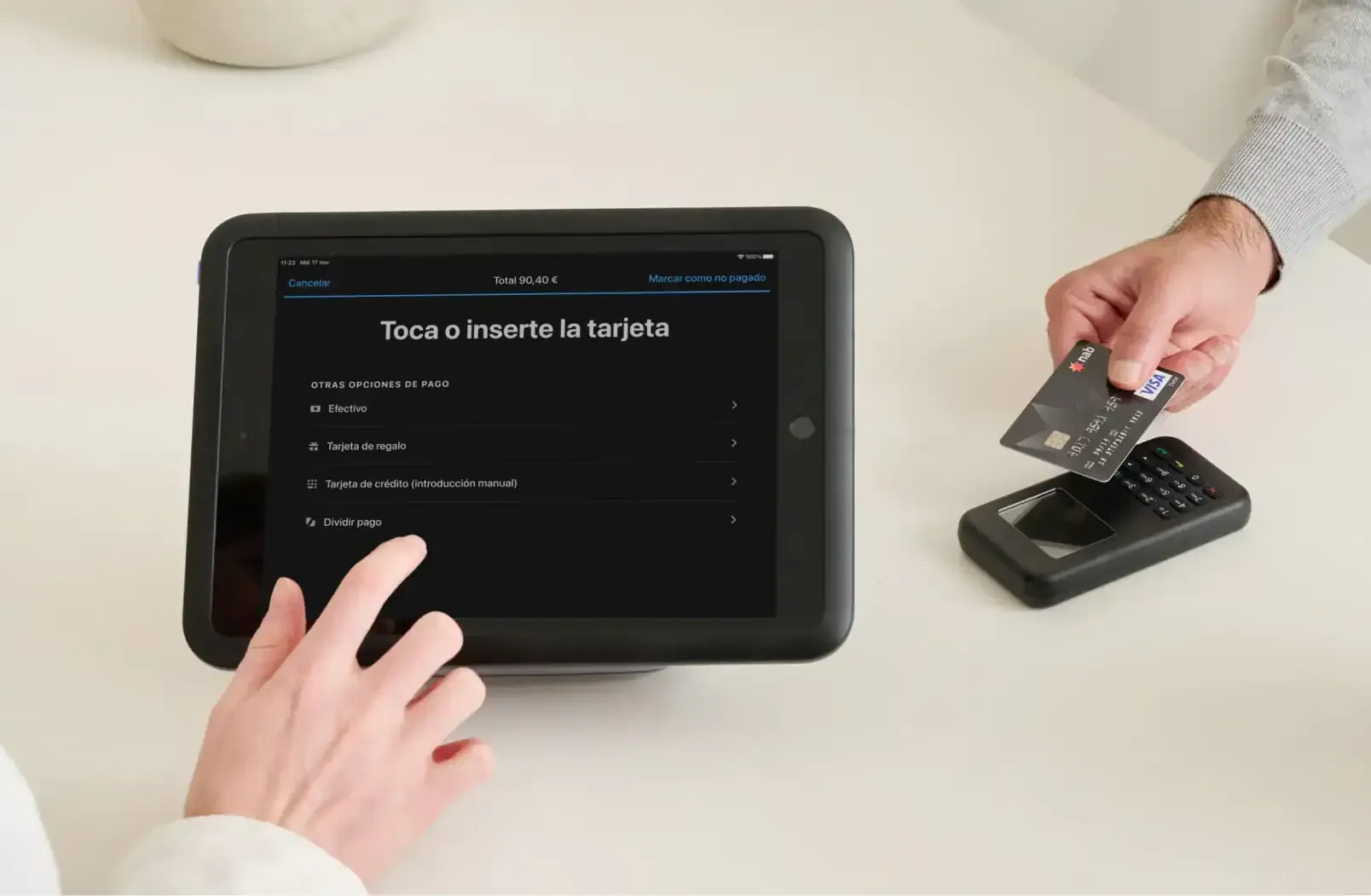 Persona configurando Shopify POS en una tableta