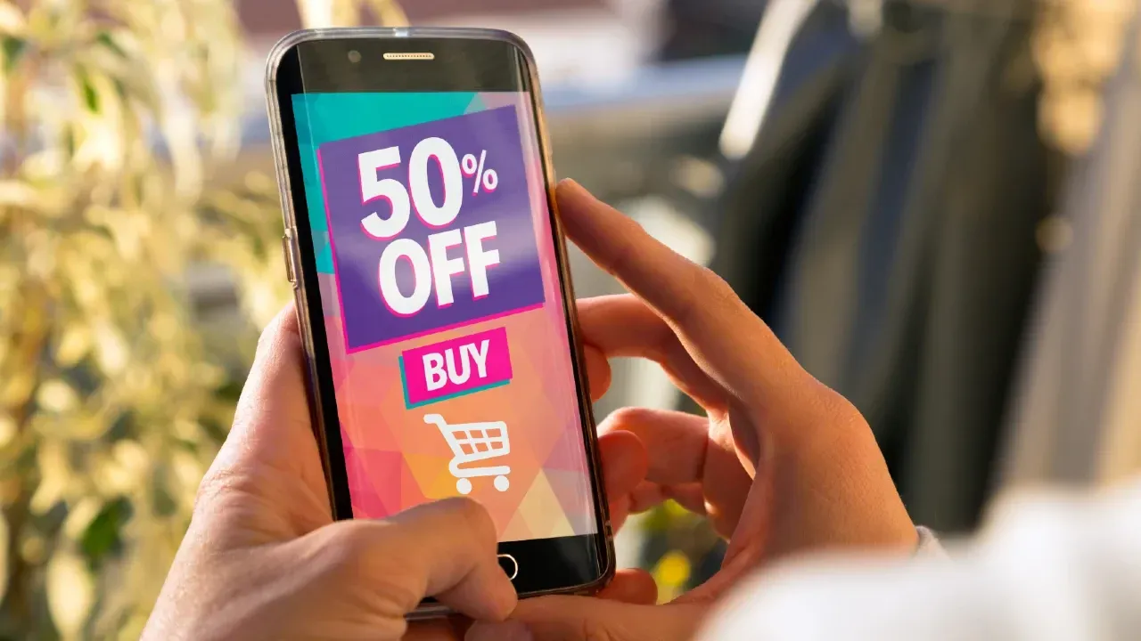Ofertas personalizadas Página de eCommerce mostrando descuentos atractivos para clientes nuevos