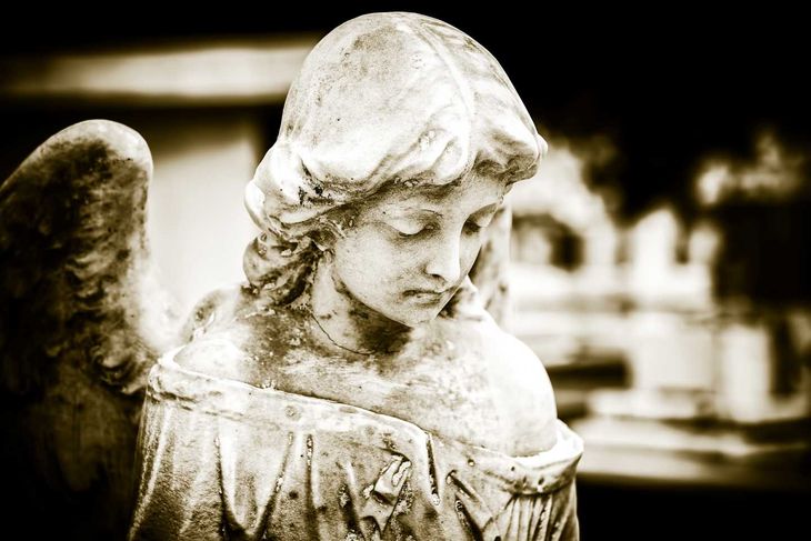 Statua cimiteriale di un angelo