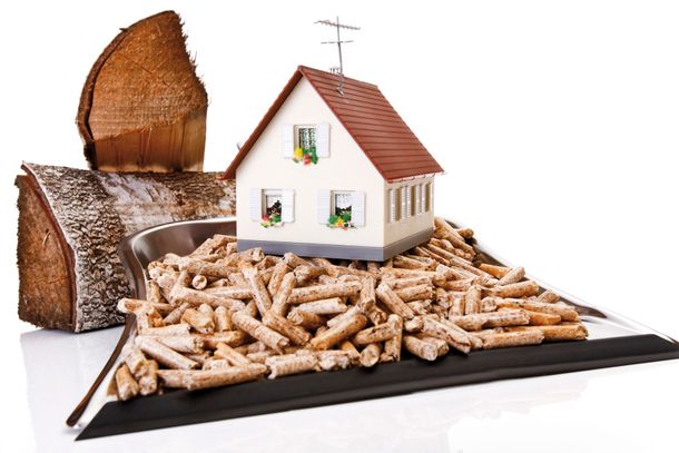 Un grande edificio con una scala di fronte